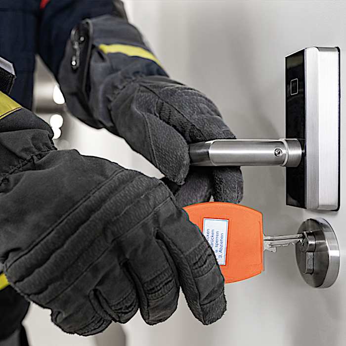 Electronic comfort in everyday life. In an emergency, mechanical safety.