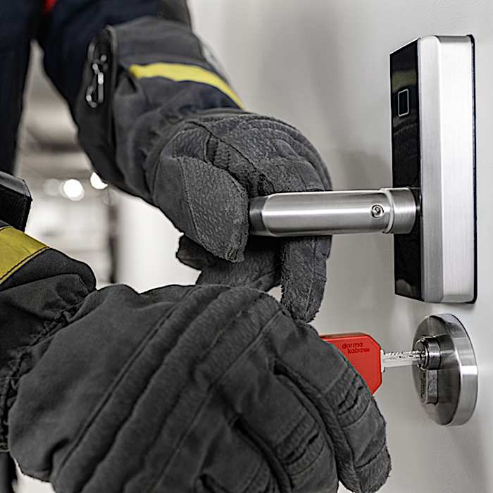 Electronic comfort in everyday life. In an emergency, mechanical safety.