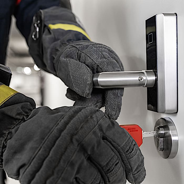 Electronic comfort in everyday life. In an emergency, mechanical safety.